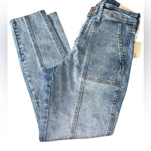 Universal Thread Medium Wash Jeans with piping detail on front Size 6 NWT